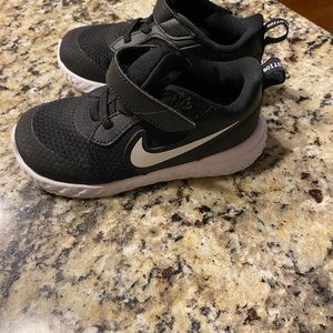 Nike Revolution 5 toddler boy size 10c